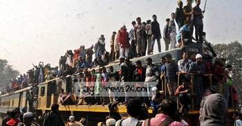 ট্রেনে ইজতেমাগামী মানুষের ভিড়