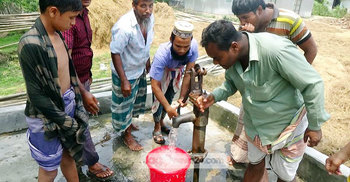 টিউবওয়েল চাপলেই বের হচ্ছে গরম পানি