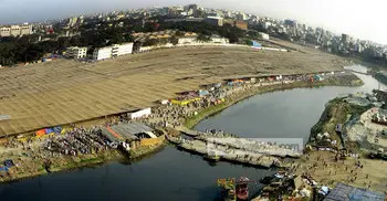 বয়ান জিকিরে মশগুল মুসল্লিরা