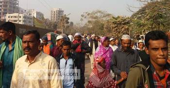 তুরাগ তীরে ছুটছে মানুষ