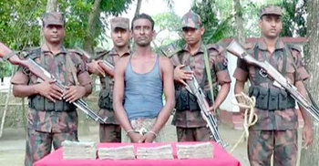 জয়পুরহাটে হুন্ডি ব্যবসায়ী আটক