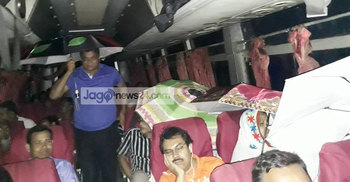 বিআরটিসির এসি গাড়িতে ছাতা নিয়ে উঠতে হয় যাত্রীদের