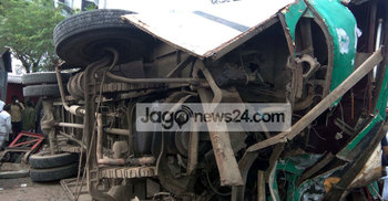 ভৈরবে ট্রেনের ধাক্কায় বাসের ৩৫ যাত্রী আহত