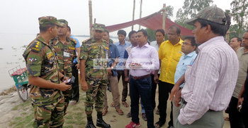 গাইবান্ধায় বাঁধ রক্ষায় কাজ করছে সেনাবাহিনী