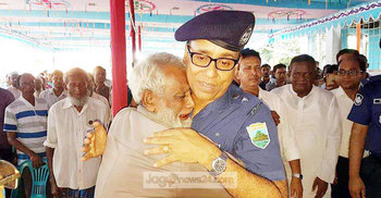 পুলিশ সুপারকে জড়িয়ে ধরে কাঁদলেন বৃদ্ধ