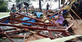 হঠাৎ টর্নেডোতে উড়ে গেল শতাধিক ঘরবাড়ি