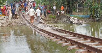 রেললাইন এখন ঝুলন্ত সেতু!