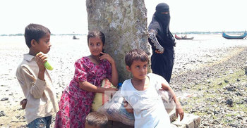 নদীর ওপারে বাবা-মা, এপারে সন্তানরা