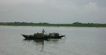 ছেলেকে বাঁচাতে গিয়ে না ফেরার দেশে বাবা