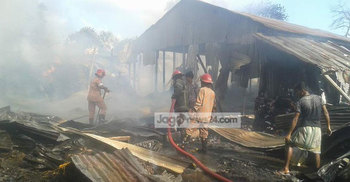 গাজীপুরে ৮টি ঝুটের গুদামে আগুন