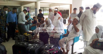 হজক্যাম্পে কাঁদছেন ৮১ যাত্রী