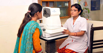 ১০ টাকায় চোখের আলো দিচ্ছে মাওলা বক্স হাসপাতাল