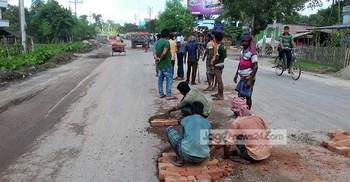 সামনে ঈদ, চলছে তড়িঘড়ি মেরামত