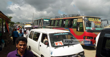 কাঁঠালবাড়ী ঘাটে ঘরমুখো মানুষের ভিড়