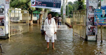 মানিকগঞ্জে উপজেলা পরিষদ চত্বরে হাঁটু পানি