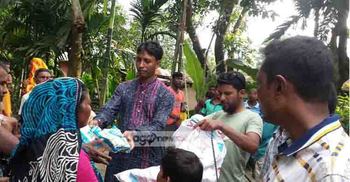 নওগাঁয় বানভাসিদের মাঝে খাবার বিতরণ