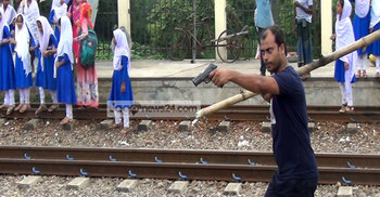 স্কুল জাতীয়করণের দাবিতে শিক্ষার্থীদের সড়ক-রেলপথ অবরোধ