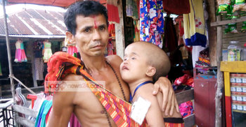 মেয়েকে কাঁধে নিয়ে মন্দিরে মন্দিরে ঘুরছেন বাবা