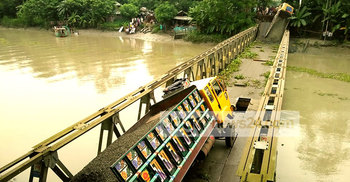 পিরোজপুরে বেইলি সেতু ভেঙে আট রুটের যোগাযোগ বন্ধ