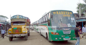 দৌলতদিয়ায় পারের অপেক্ষায় ৫ শতাধিক যান