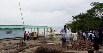 পদ্মায় ৩ লঞ্চডুবি : বৈরি আবহাওয়ায় বিঘ্নিত উদ্ধার কাজ