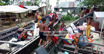 নৌকাতে রান্না নৌকাতেই ঘুম