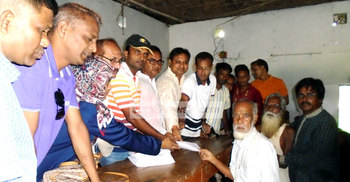 সিরাজগঞ্জে বন্যাদুর্গতদের মাঝে নগদ অর্থ বিতরণ