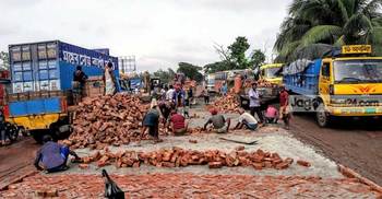 সেতুমন্ত্রীর বেঁধে দেয়া সময় পার হলেও কাটেনি সড়কের দুরবস্থা