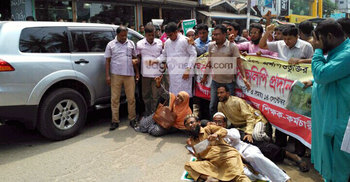 শিক্ষামন্ত্রীর গাড়ির সামনে শুয়ে পড়লেন শিক্ষকরা