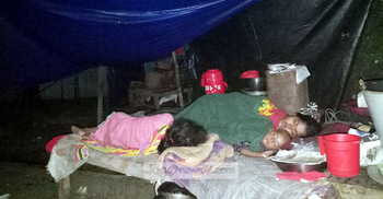 আতঙ্কের মাঝেও ছাউনির নিচে শান্তির ঘুম