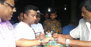 সিরাজগঞ্জে জাগো নিউজের ত্রাণ বিতরণ