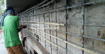 বান্দরবানে কলেজের দেয়াল নির্মাণে বাঁশের কঞ্চি