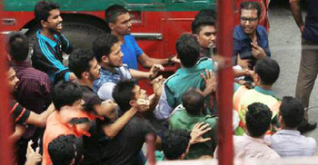 সার্জেন্টকে ‘হত্যার উদ্দেশ্যে মারধর’ করে জবি শিক্ষার্থীরা