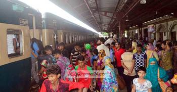 প্রবাসীর স্ত্রীর জন্য ট্রেনের নিচে যুবকের ঝাঁপ