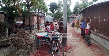 রাস্তার মাঝখানে বৈদ্যুতিক পোল