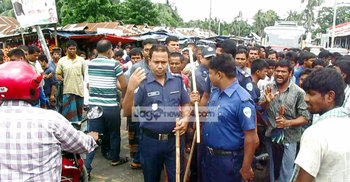 ট্রাফিক পুলিশের চাঁদাবাজি বন্ধে বিক্ষোভ, সড়ক অবরোধ