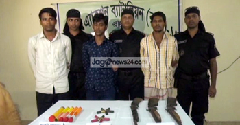 হাতিয়ায় অস্ত্রসহ তিন জলদস্যু আটক