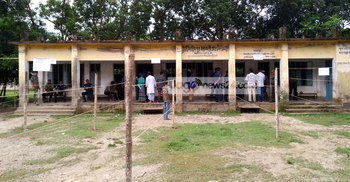 ভোটারবিহীন কেন্দ্রে ‘নৌকায়’ উন্মুক্ত সিলের অভিযোগ