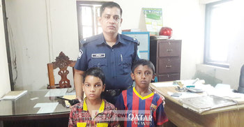 রেলস্টেশনে বসে কাঁদছে তারা, কে তাদের বাবা-মা!