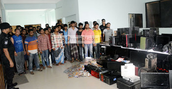 সিনেমা হলে অভিযান, পাইরেসি চক্রের ১৮ সদস্য গ্রেফতার