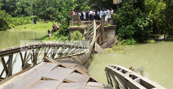 ব্রিজ ভেঙে ট্রাক-সিএনজি খালে, নিখোঁজ ১০