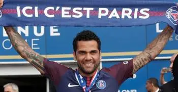 Dani Alves joins Paris Saint-Germain
