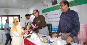 রাবিতে ২ শিক্ষক ও ৮ শিক্ষার্থীকে ডিনস্ অ্যাওয়ার্ড প্রদান