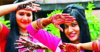 মেহেদী রাঙা হাতে ঢাবি ছাত্রীরা