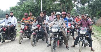 মোটরসাইকেলে ৫৫ কিলোমিটার বাঁধ ঘুরলেন জেলা প্রশাসক