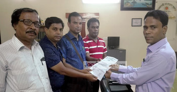 সাংবাদিককে মারধর করা চেয়ারম্যানের গ্রেফতার দাবিতে স্মারকলিপি