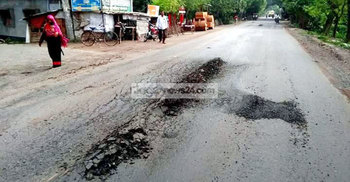 সাড়ে ৫ কোটি টাকার রাস্তায় ২০ দিনেই গর্ত