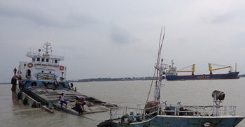 মংলায় সিমেন্টের কাঁচামাল নিয়ে লাইটার জাহাজডুবি