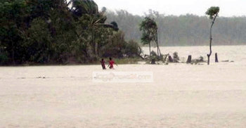 হাতিয়ায় ৪ ট্রলার নিখোঁজ, দুইজনের মরদেহ উদ্ধার