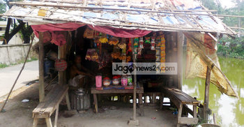 গরমে ক্রেতাশূন্য চায়ের দোকান